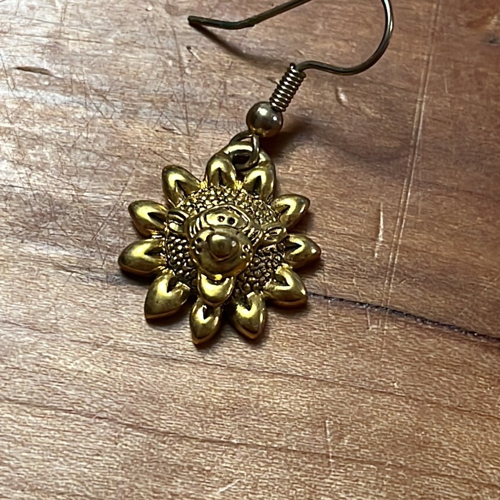 Disney Tigger gold tone earring